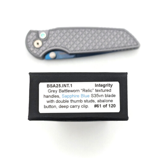 Pro-Tech - Integrity Thumbstud Manual, Grey Battleworn "Relic" Textured Handle, S35VN Sapphire Blue Blade - BSA25.INT.1 – Bild 3