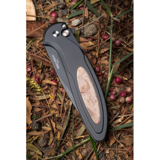 Pro-Tech - Cambria Flipper, DLC Black Magnacut, Black Aluminum, Maple Burl Inlay - CF2103-LTD Maple – Bild 2